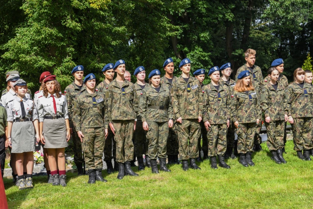 Uroczystości pod pomnikiem 100-lecia Odzyskania Niepodległości oraz na cmentarzu