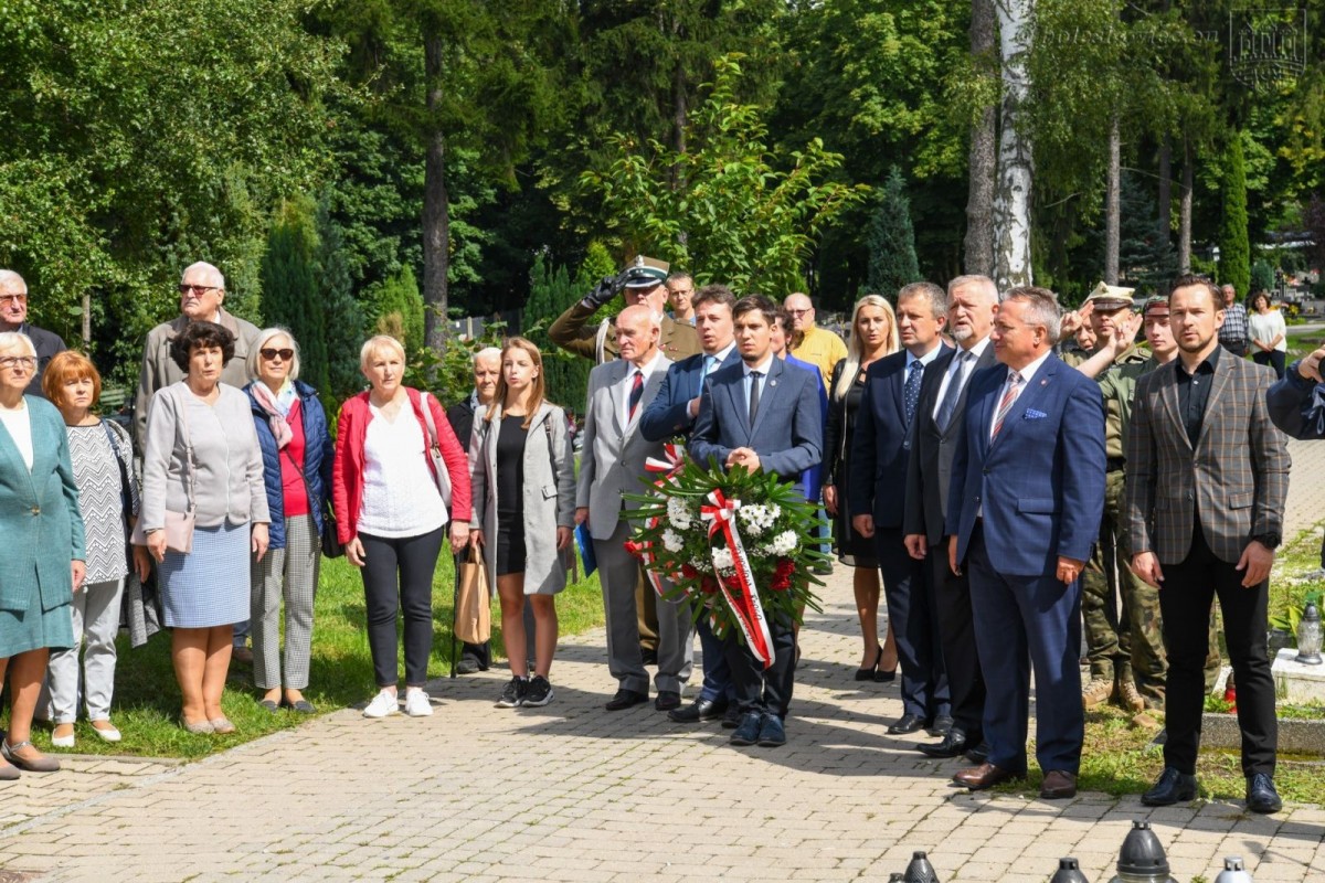 Uroczystości pod pomnikiem 100-lecia Odzyskania Niepodległości oraz na cmentarzu