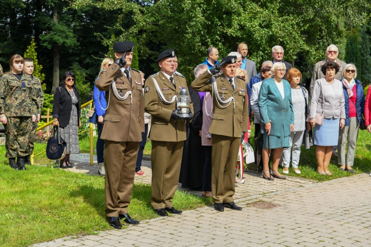 Uroczystości pod pomnikiem 100-lecia Odzyskania Niepodległości oraz na cmentarzu