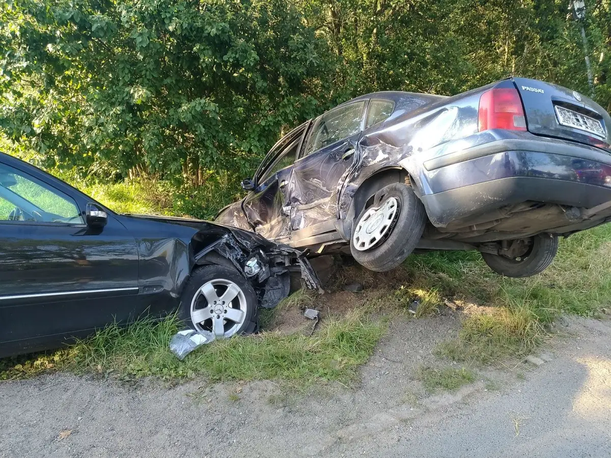 Zderzenie dwóch aut w Bożejowicach koło Bolesławca