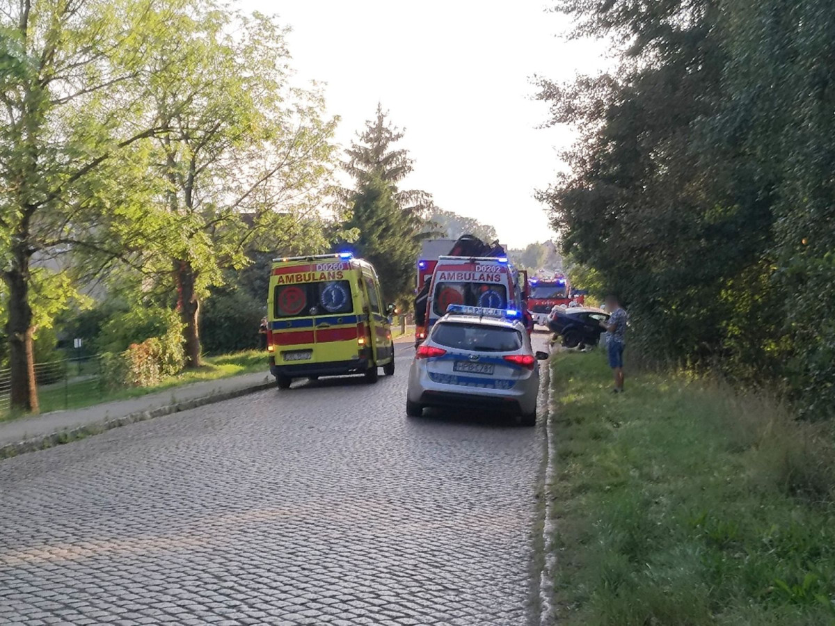 Zderzenie dwóch aut w Bożejowicach koło Bolesławca