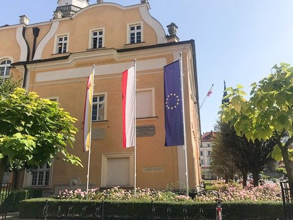 Flagi przy bolesławieckim ratuszu