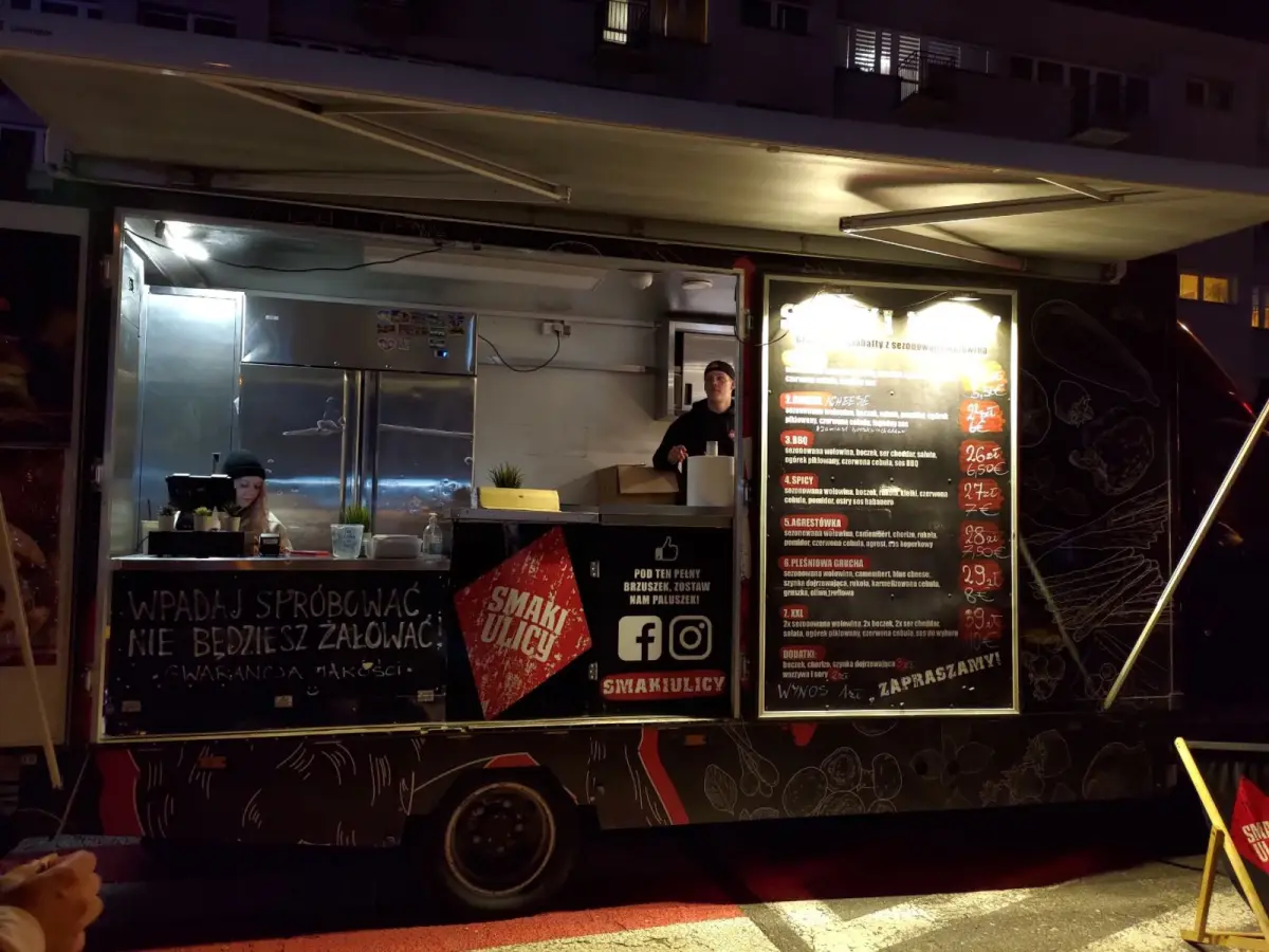 Food trucki przy pl. Piłsudskiego w Bolesławcu