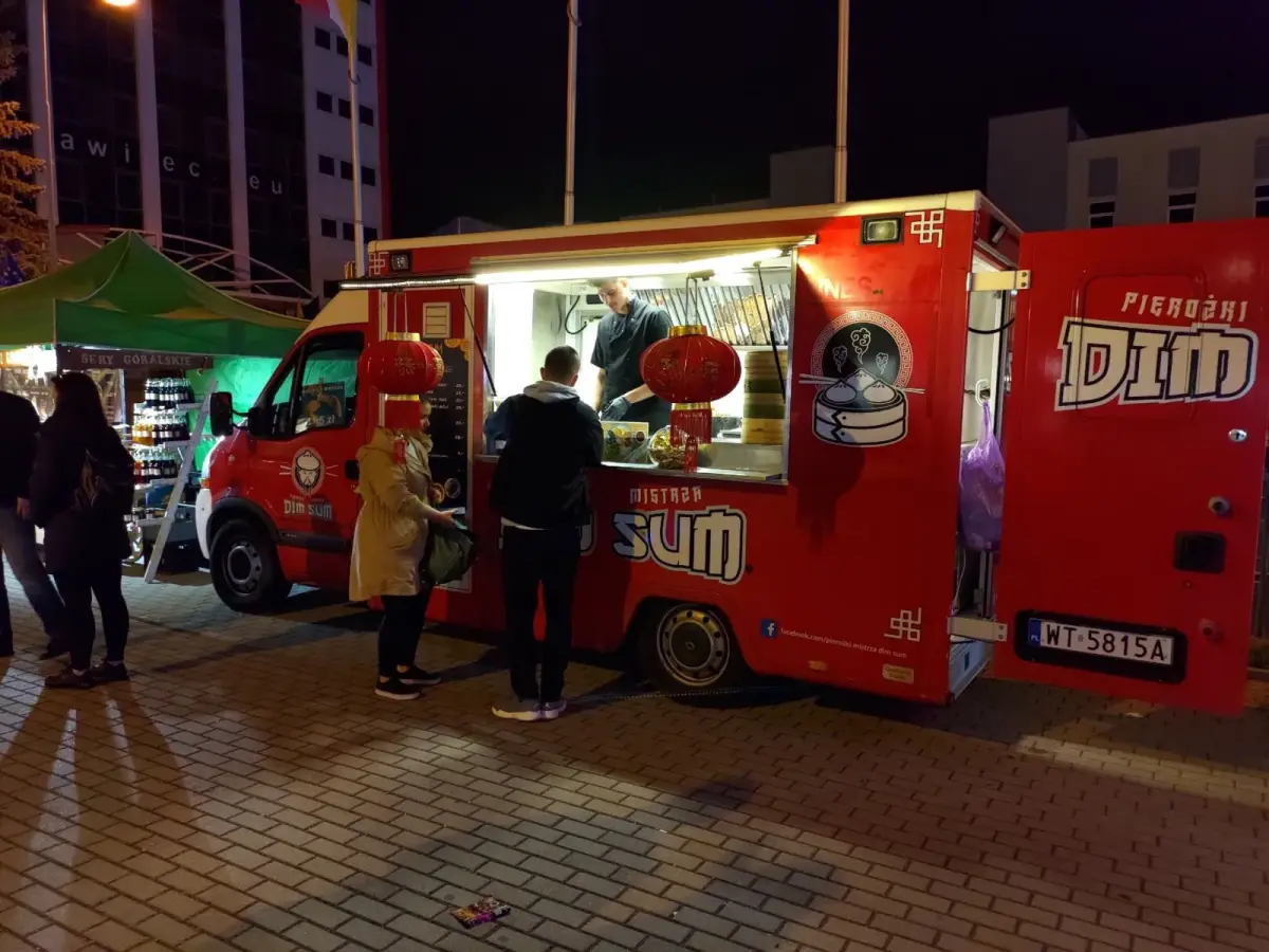 Food trucki przy pl. Piłsudskiego w Bolesławcu