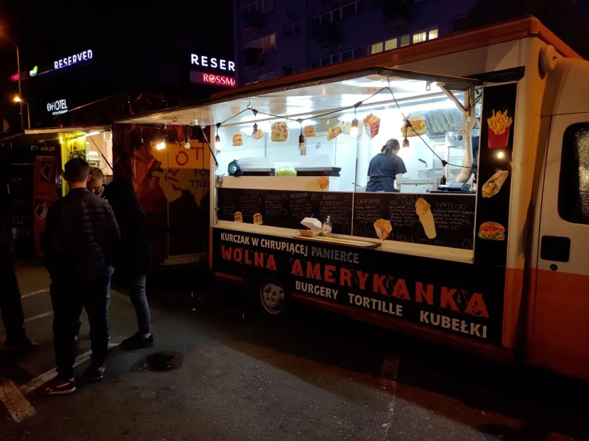 Food trucki przy pl. Piłsudskiego w Bolesławcu