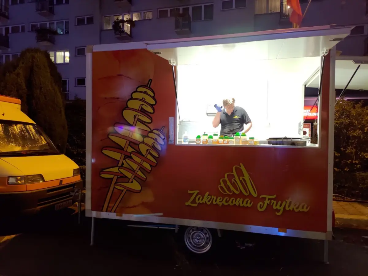 Food trucki przy pl. Piłsudskiego w Bolesławcu