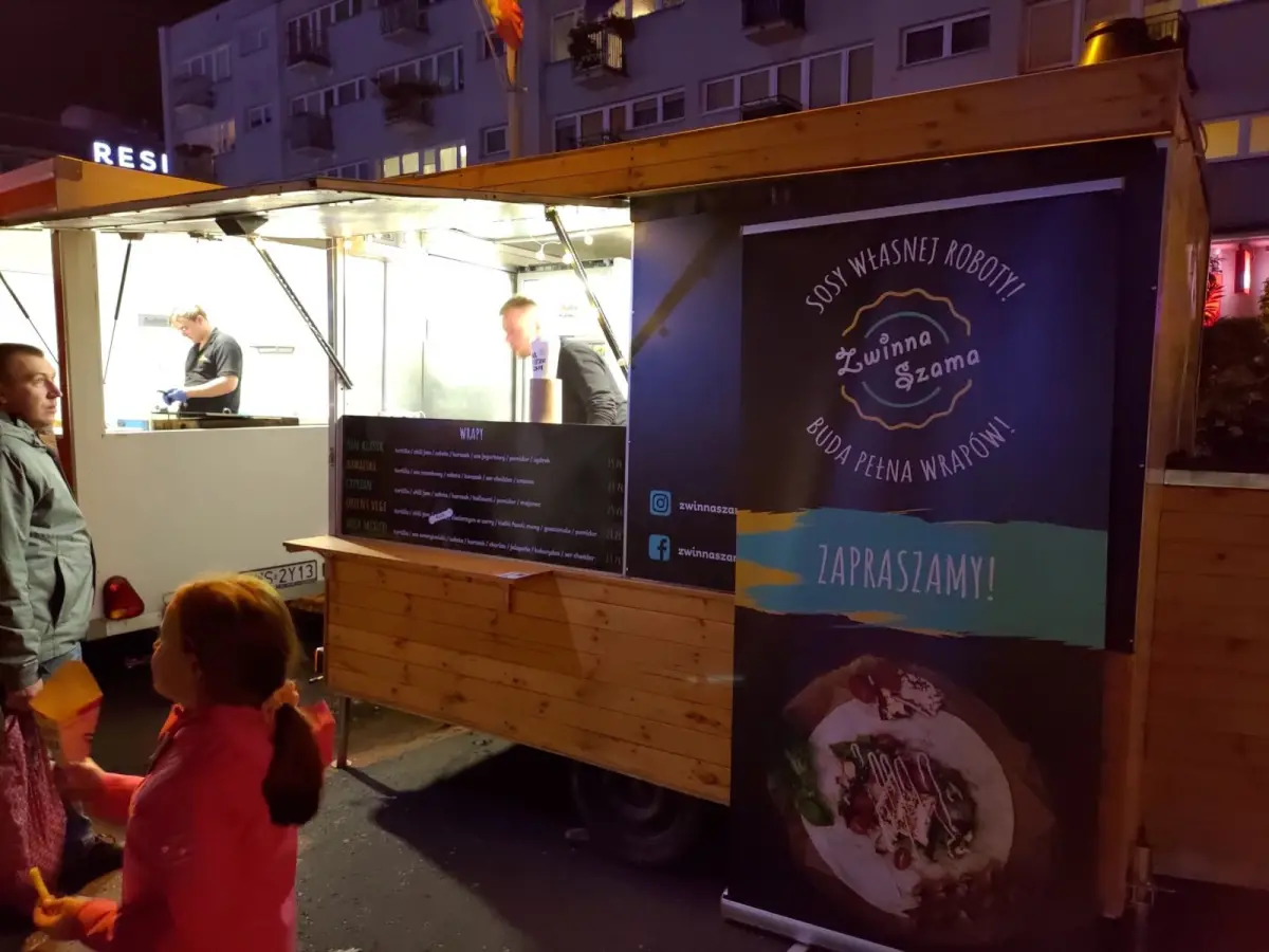 Food trucki przy pl. Piłsudskiego w Bolesławcu