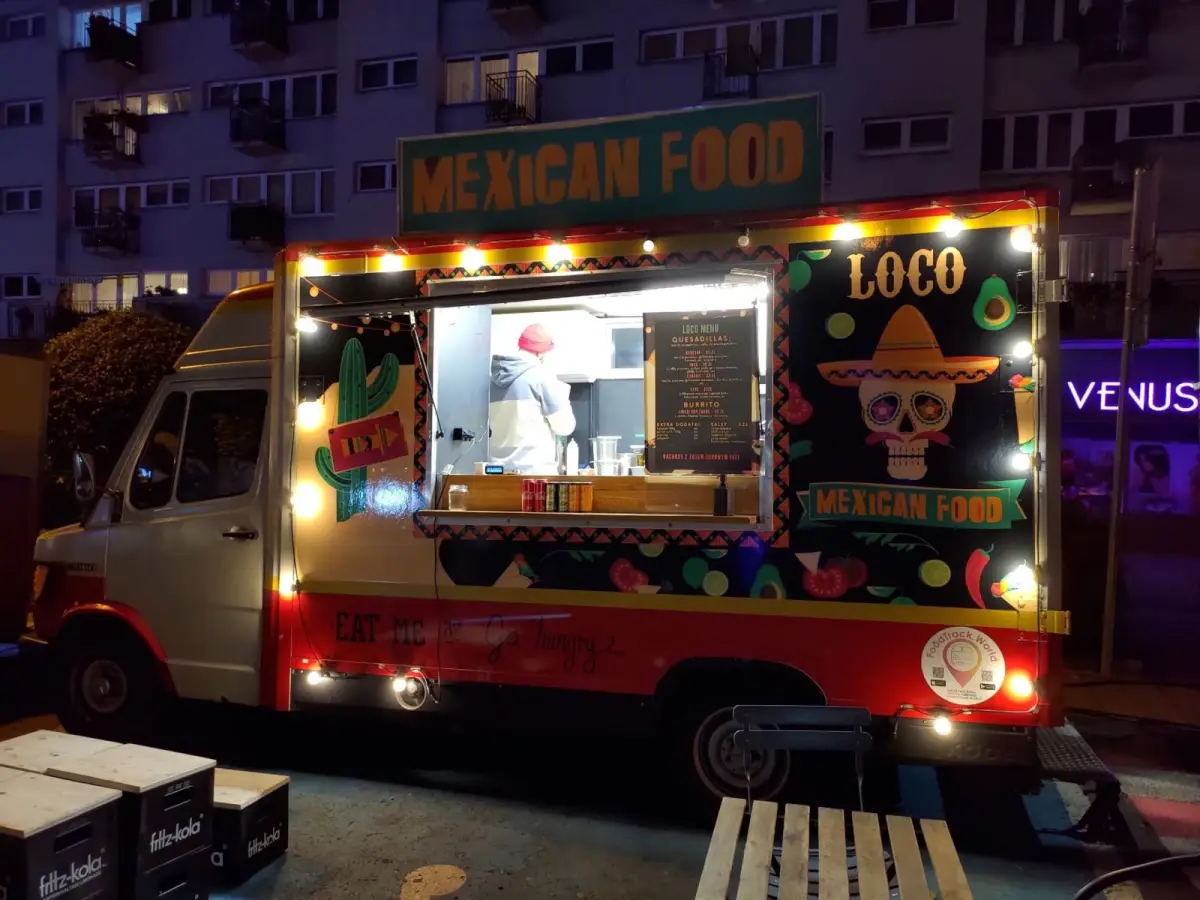 Food trucki przy pl. Piłsudskiego w Bolesławcu
