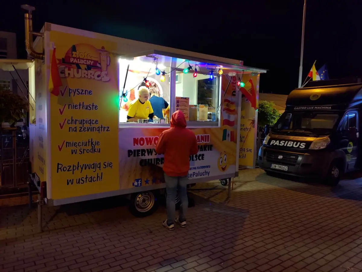 Food trucki przy pl. Piłsudskiego w Bolesławcu