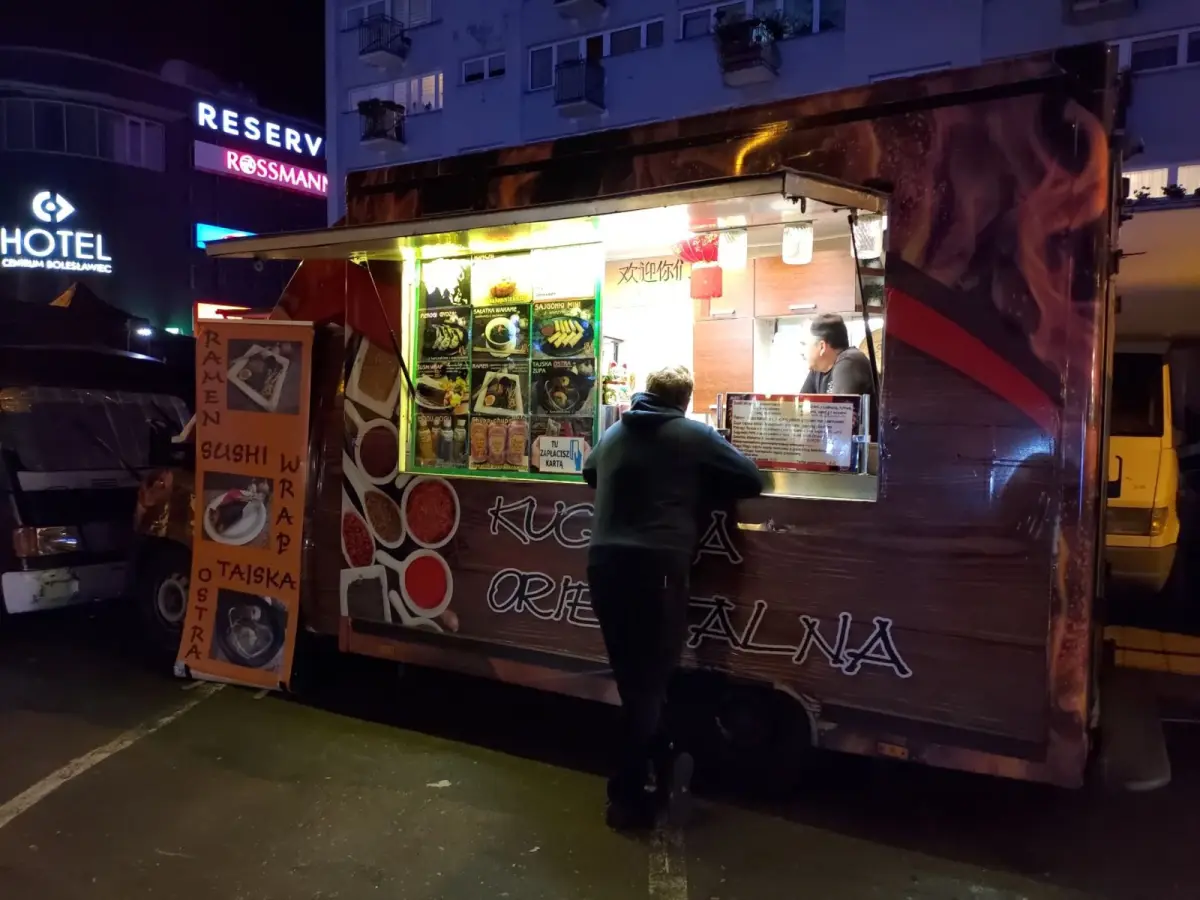 Food trucki przy pl. Piłsudskiego w Bolesławcu