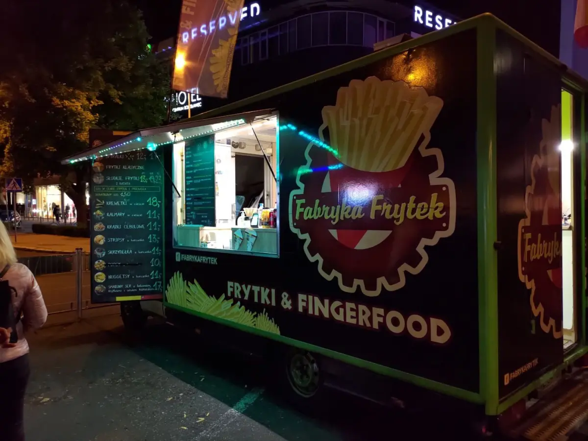 Food trucki przy pl. Piłsudskiego w Bolesławcu