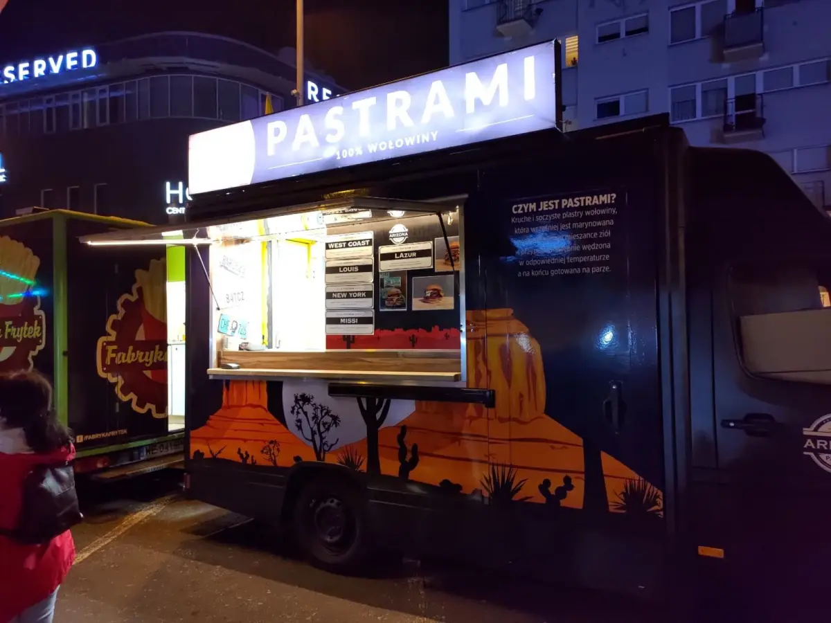 Food trucki przy pl. Piłsudskiego w Bolesławcu