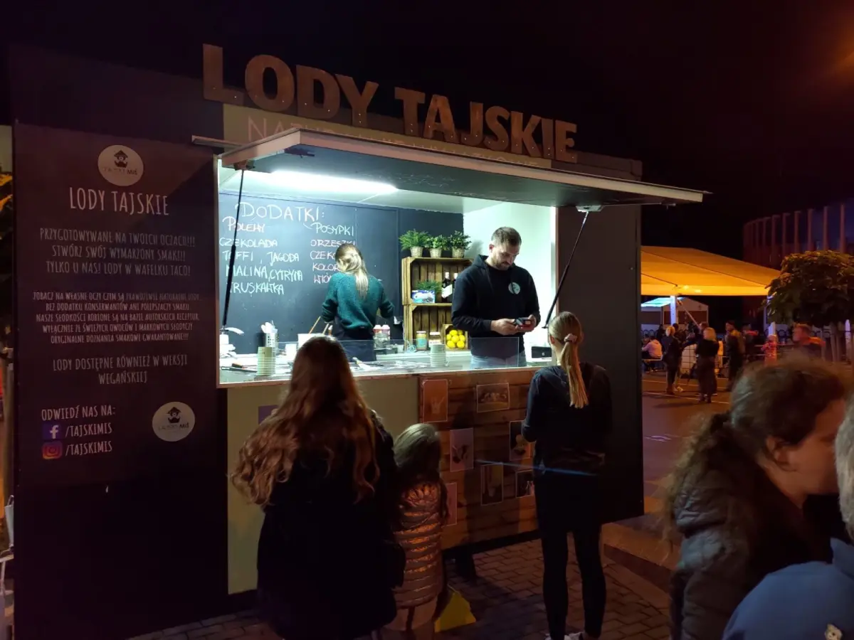 Food trucki przy pl. Piłsudskiego w Bolesławcu
