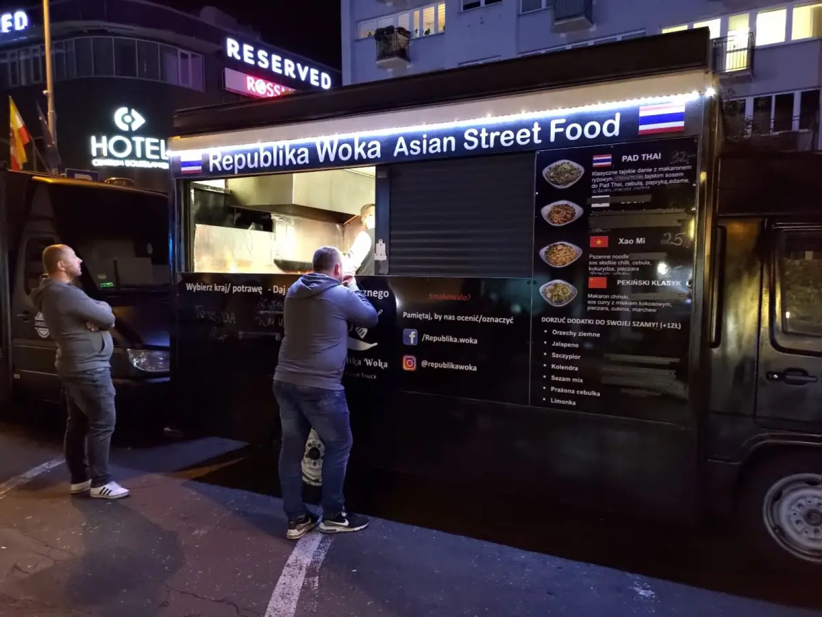 Food trucki przy pl. Piłsudskiego w Bolesławcu