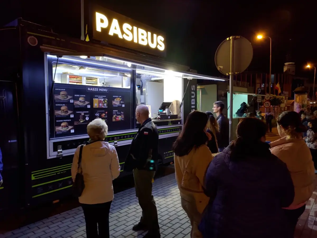 Food trucki przy pl. Piłsudskiego w Bolesławcu
