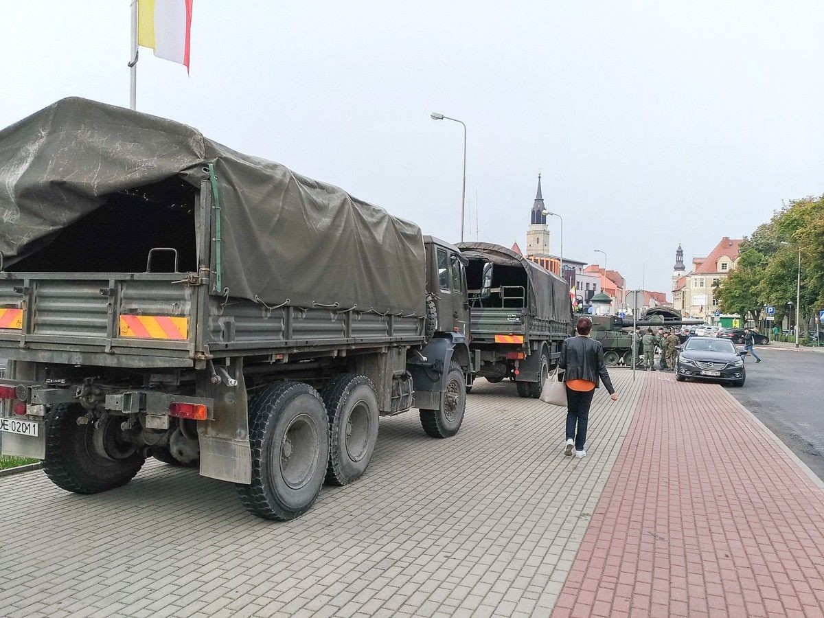 Pokaz sprzętu wojskowego na pl. Piłsudskiego w Bolesławcu