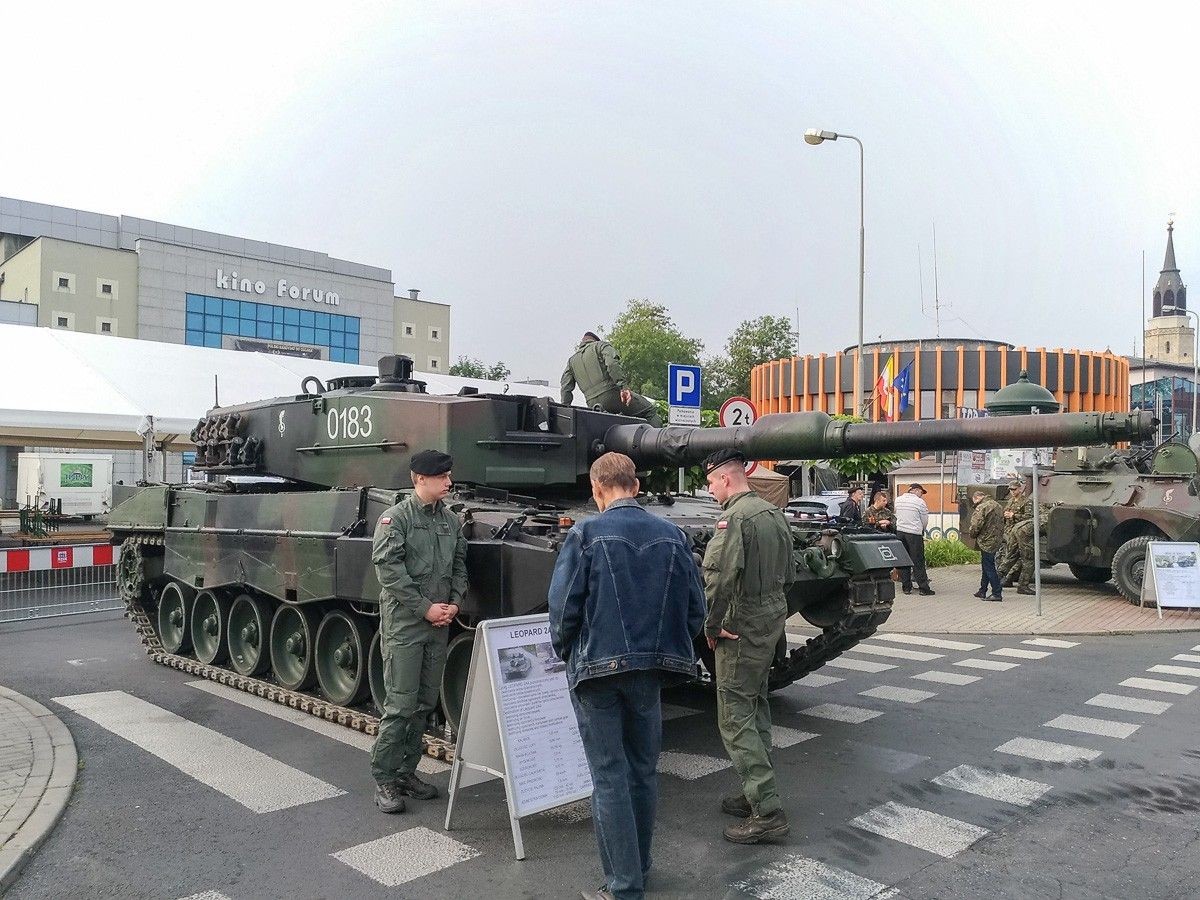 Pokaz sprzętu wojskowego na pl. Piłsudskiego w Bolesławcu