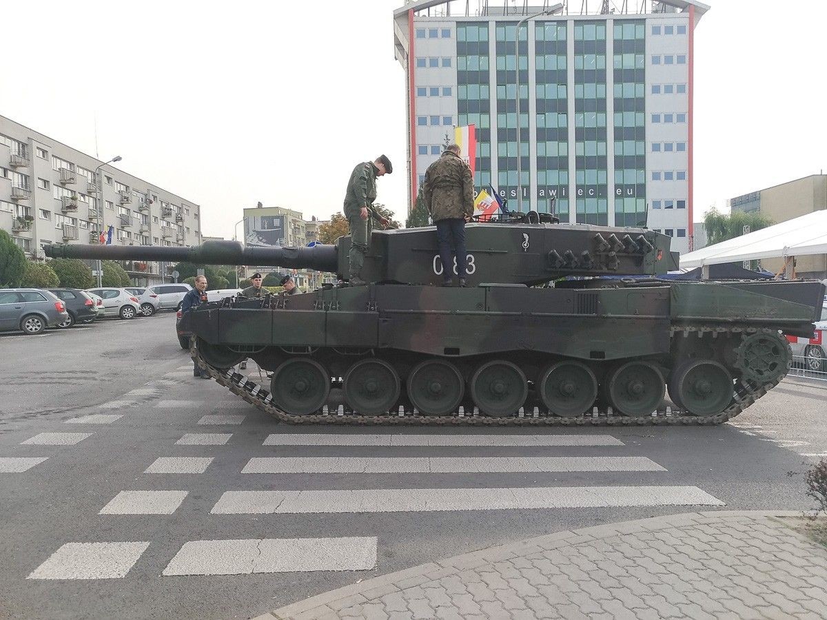 Pokaz sprzętu wojskowego na pl. Piłsudskiego w Bolesławcu