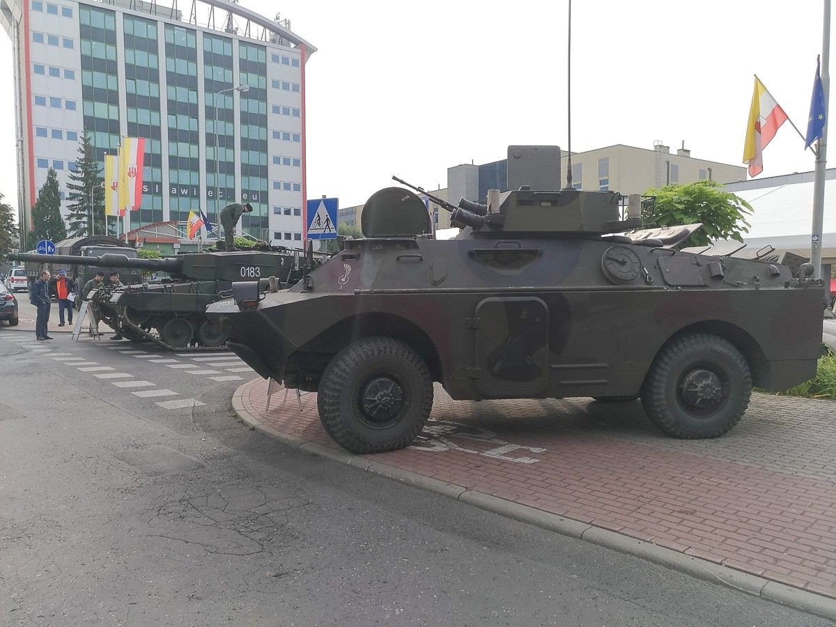 Pokaz sprzętu wojskowego na pl. Piłsudskiego w Bolesławcu