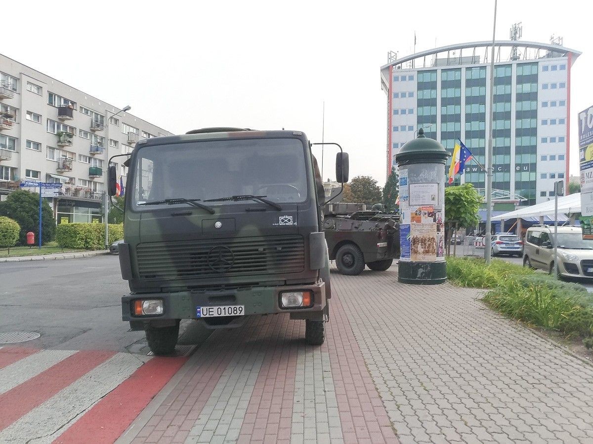 Pokaz sprzętu wojskowego na pl. Piłsudskiego w Bolesławcu