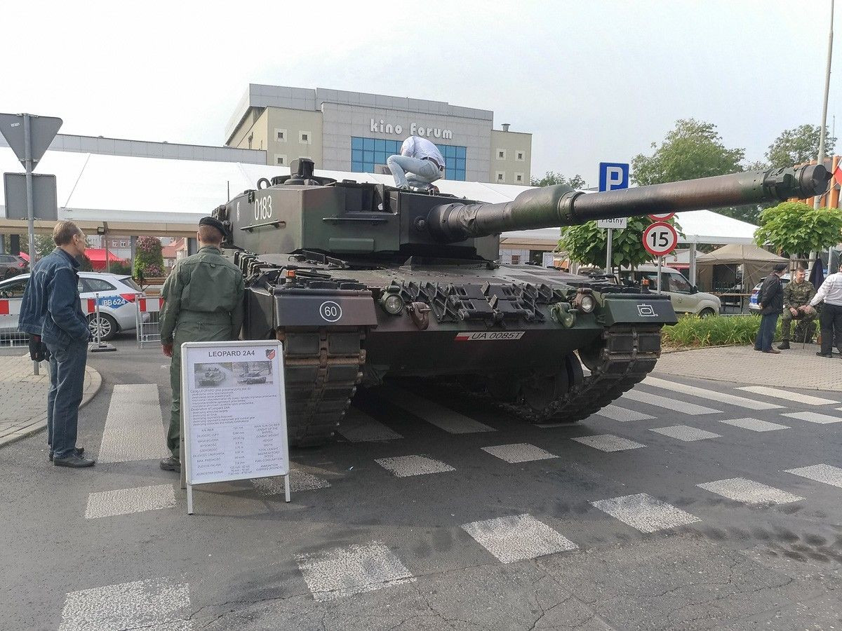 Pokaz sprzętu wojskowego na pl. Piłsudskiego w Bolesławcu