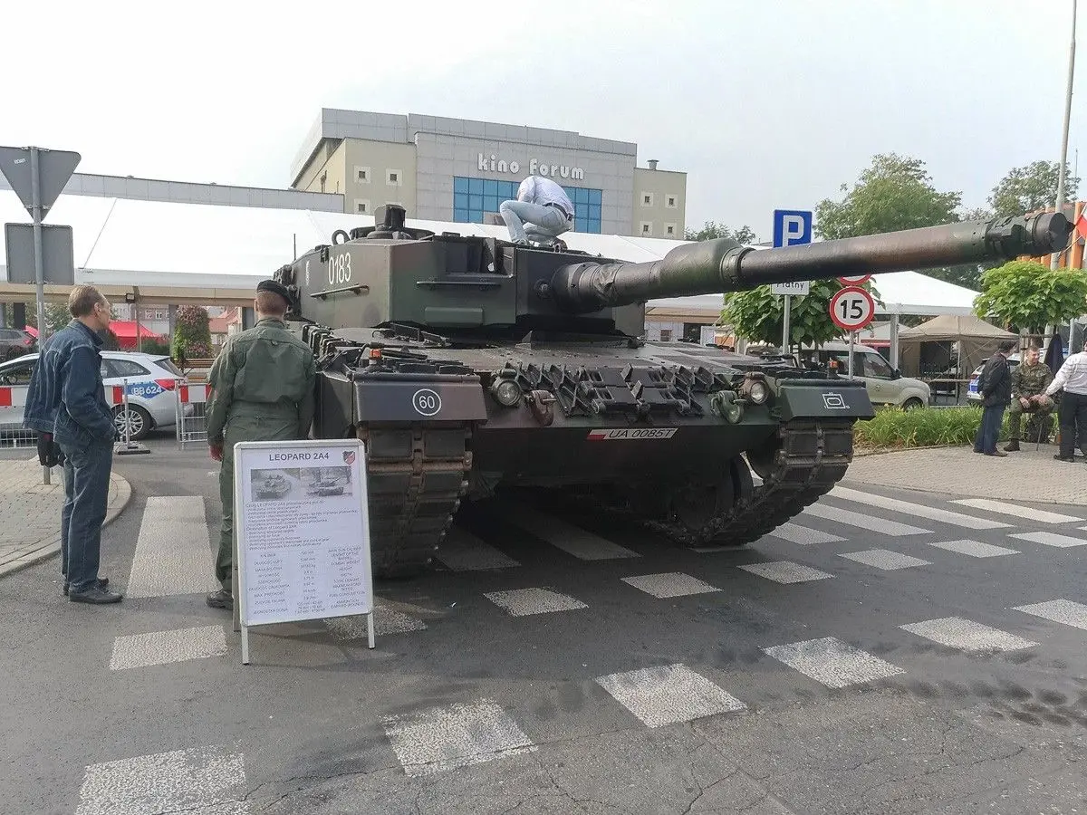 Pokaz sprzętu wojskowego na pl. Piłsudskiego w Bolesławcu