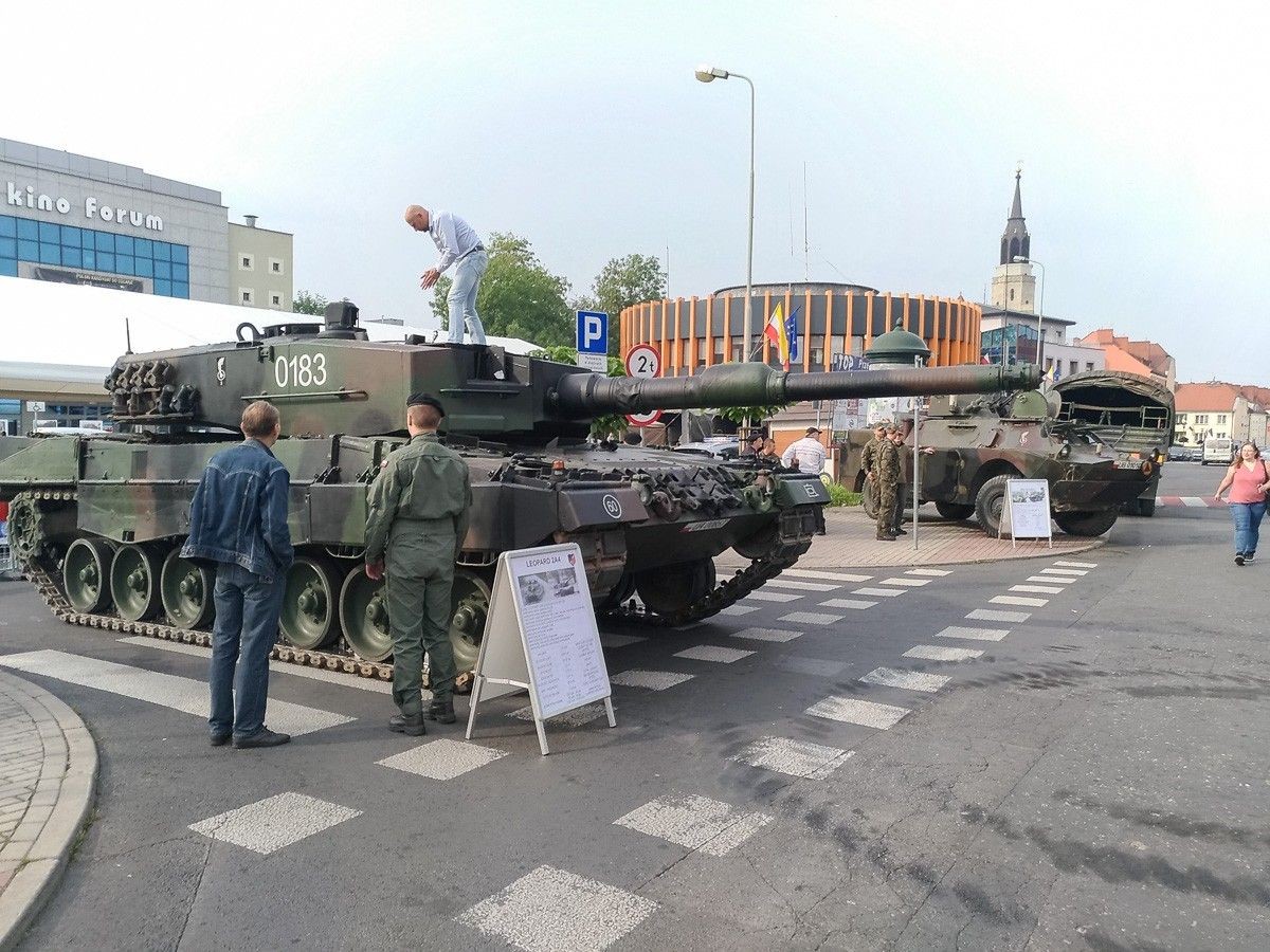 Pokaz sprzętu wojskowego na pl. Piłsudskiego w Bolesławcu