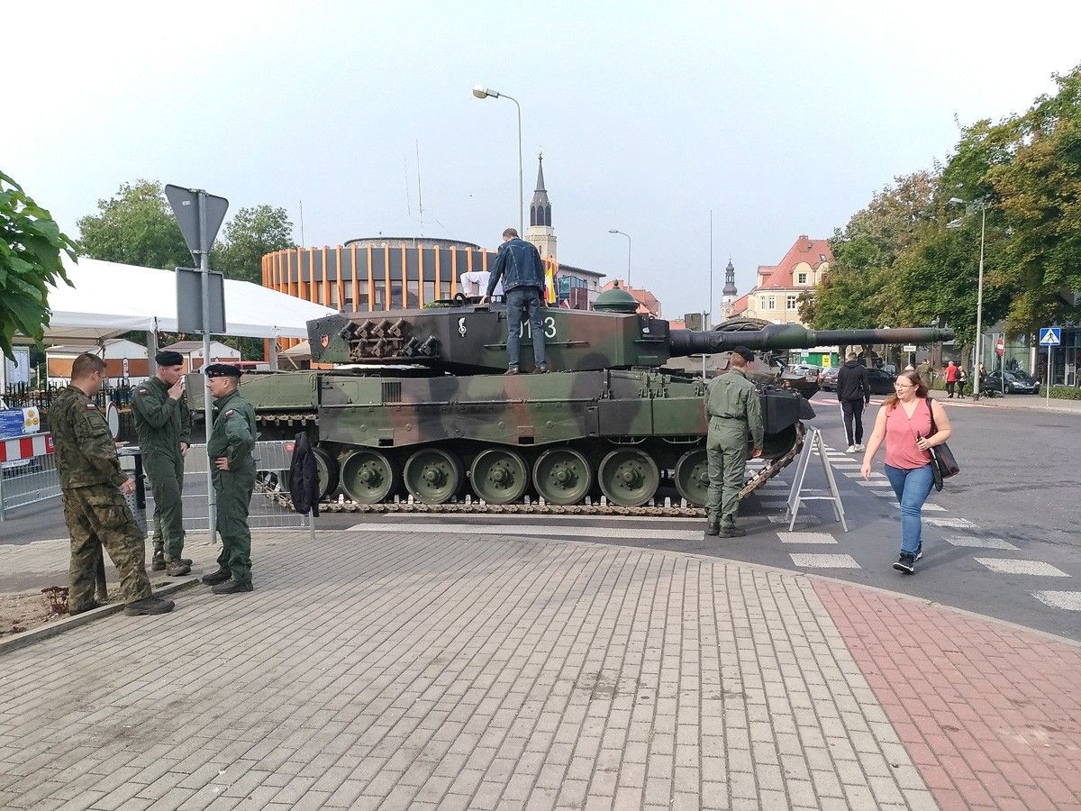 Pokaz sprzętu wojskowego na pl. Piłsudskiego w Bolesławcu