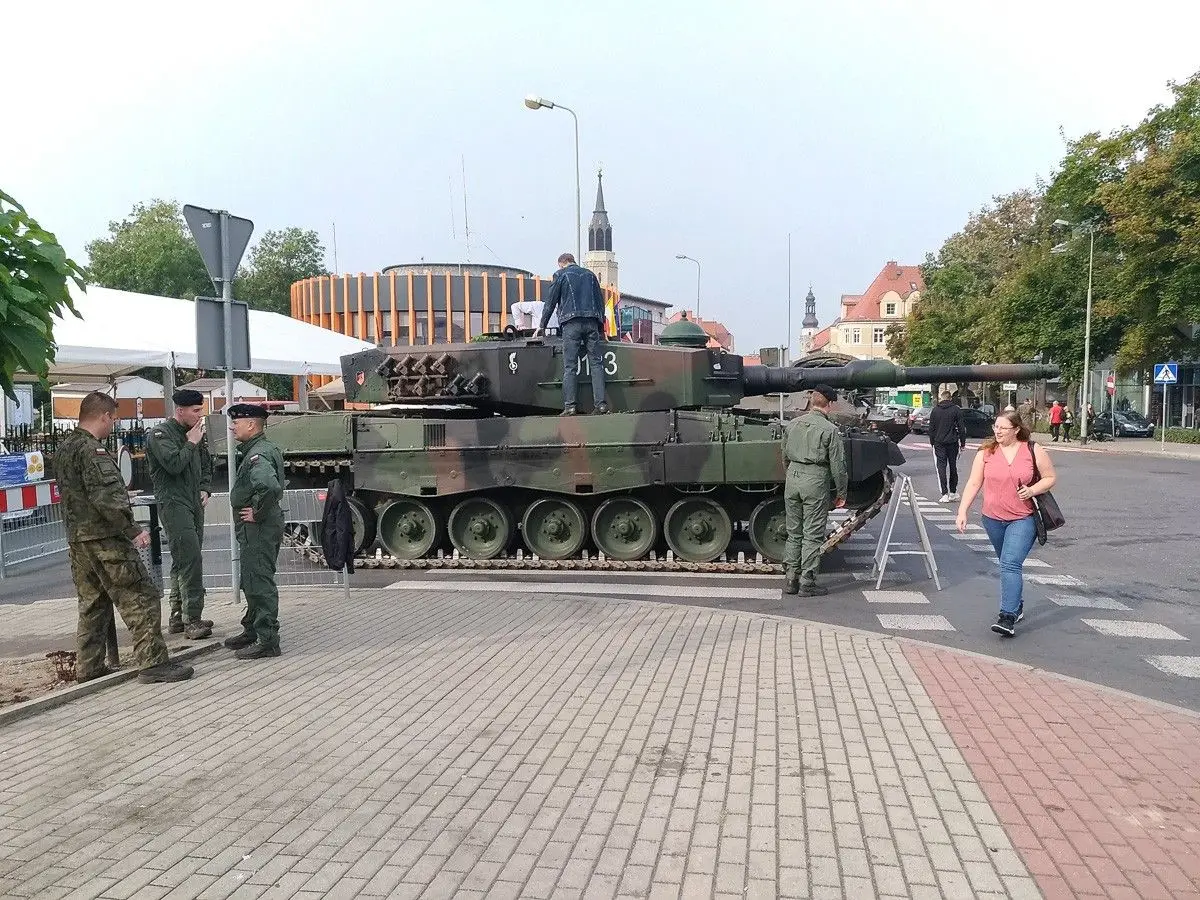 Pokaz sprzętu wojskowego na pl. Piłsudskiego w Bolesławcu
