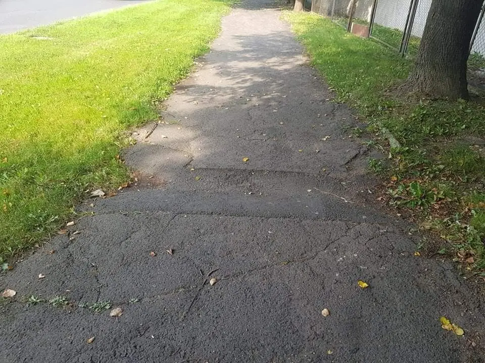 Chodnik przy pl. Piastowskim w Bolesławcu