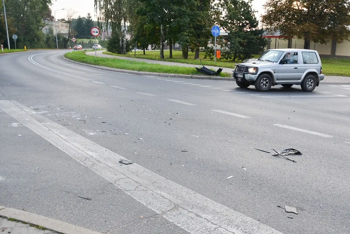 Zderzenie dwóch aut koło wiaduktu w Bolesławcu