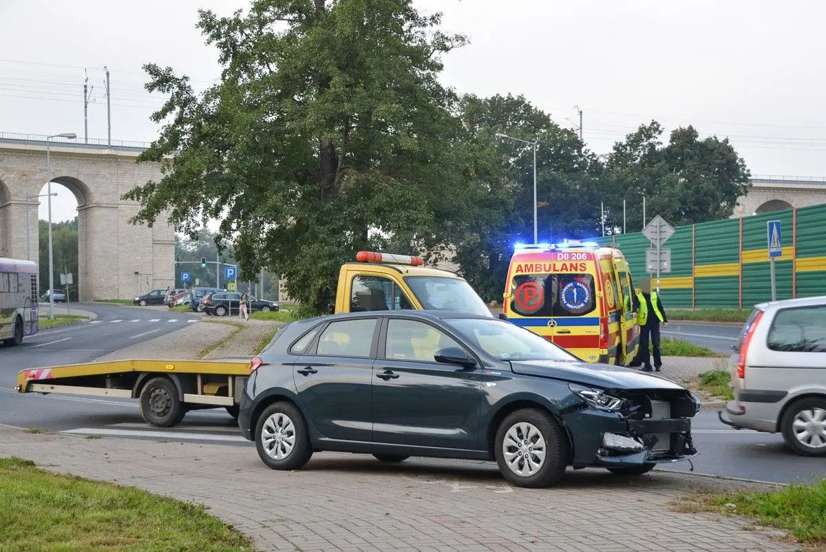 Zderzenie dwóch aut koło wiaduktu w Bolesławcu