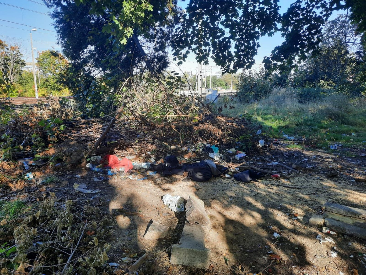 Bałagan przy dworcu PKP w Bolesławcu