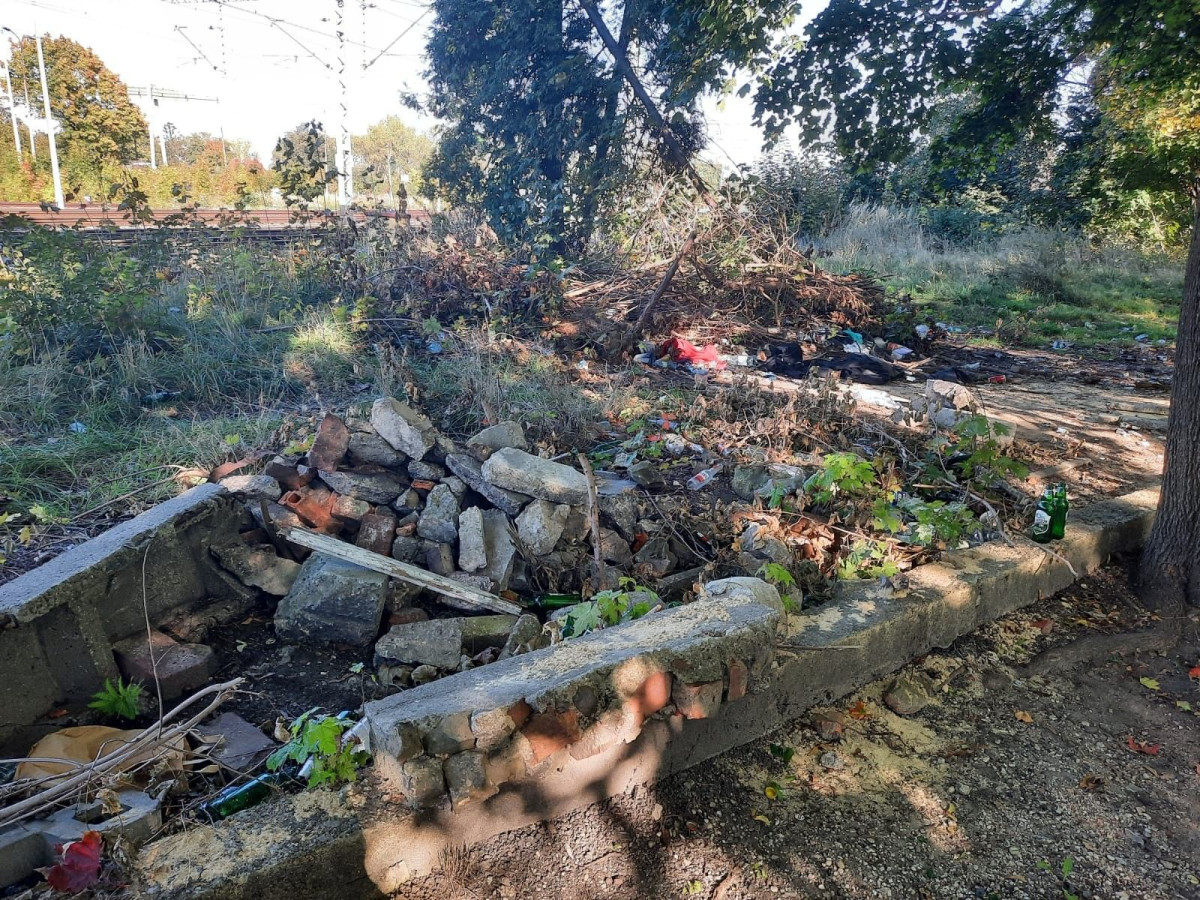 Bałagan przy dworcu PKP w Bolesławcu