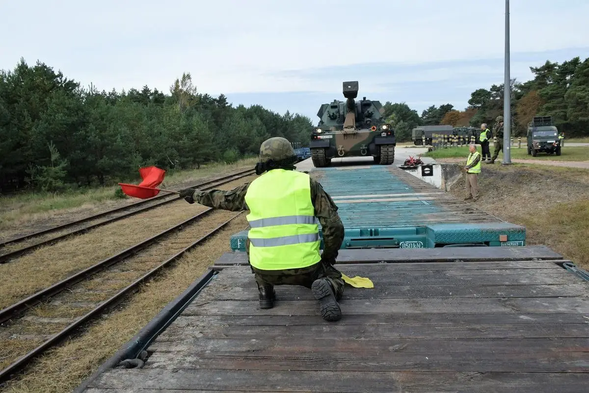 Artylerzyści trenowali załadunek sprzętu wojskowego na transport kolejowy