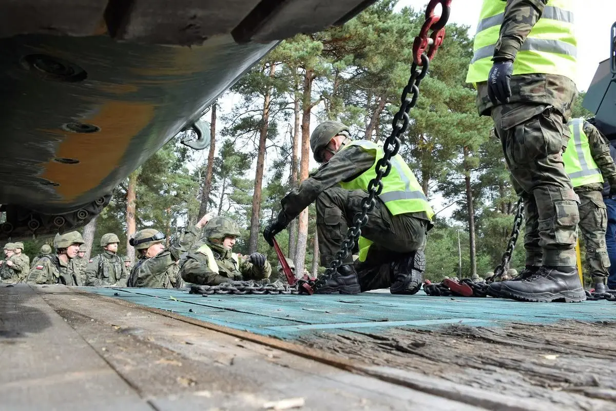Artylerzyści trenowali załadunek sprzętu wojskowego na transport kolejowy