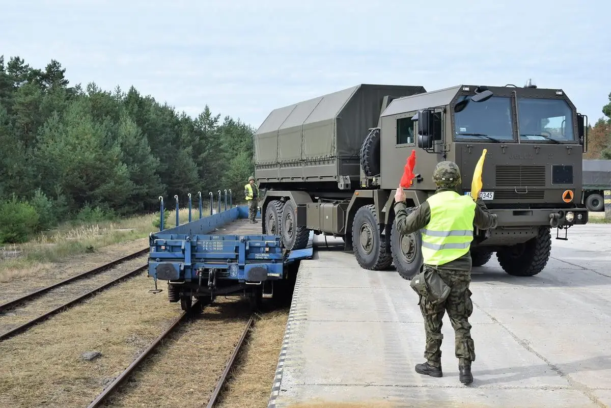 Artylerzyści trenowali załadunek sprzętu wojskowego na transport kolejowy