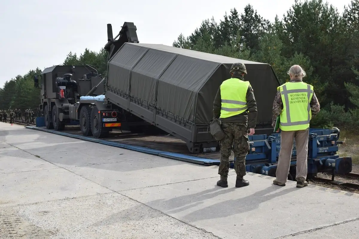 Artylerzyści trenowali załadunek sprzętu wojskowego na transport kolejowy