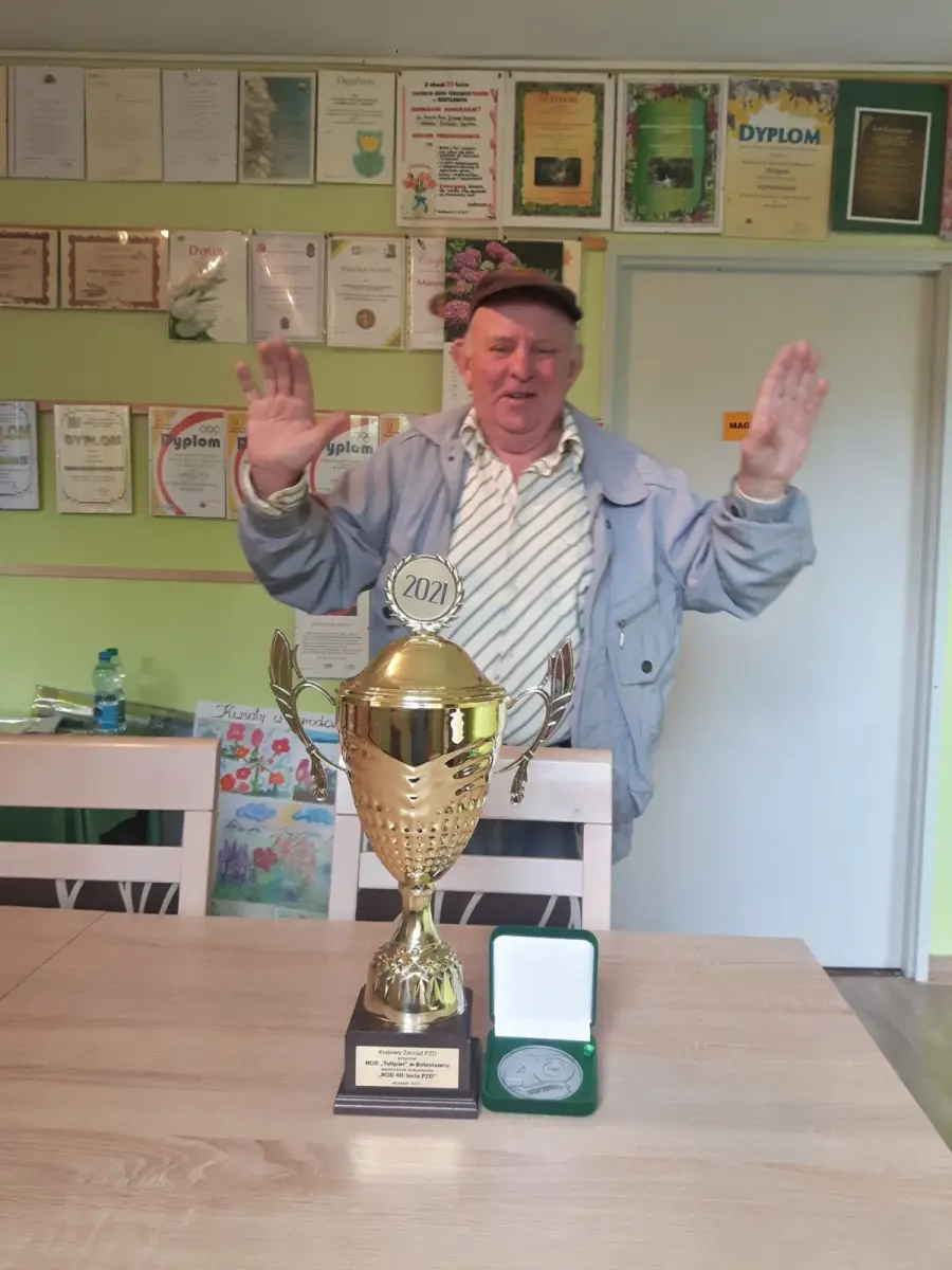 Jerzy Zając z pucharem i medalem