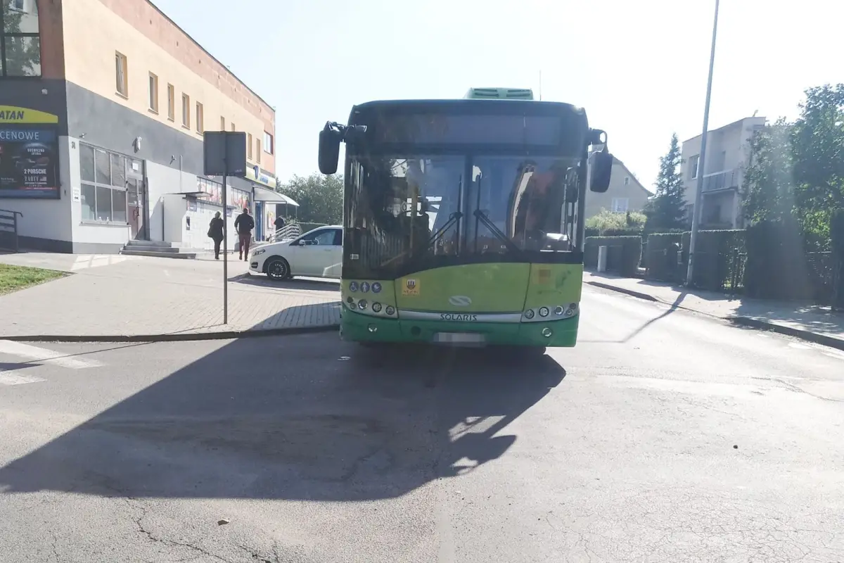Zderzenie dwóch pojazdów przy ulicy Łasickiej w Bolesławcu