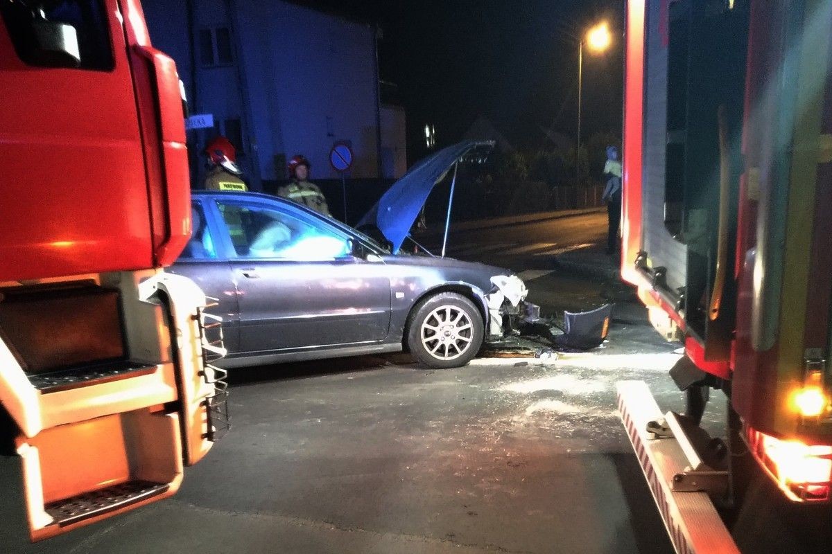 Zderzenie dwóch aut na skrzyżowaniu Staszica z Góralską