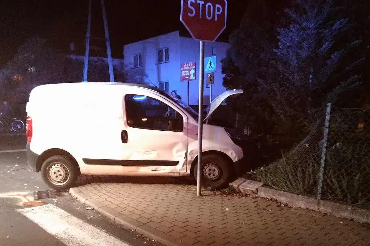 Zderzenie dwóch aut na skrzyżowaniu Staszica z Góralską