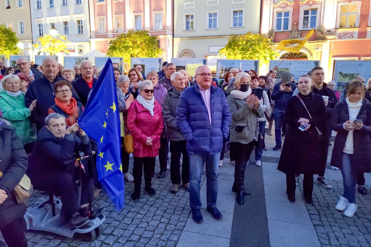 Protestują na bolesławieckim Rynku, nie chcą polexitu