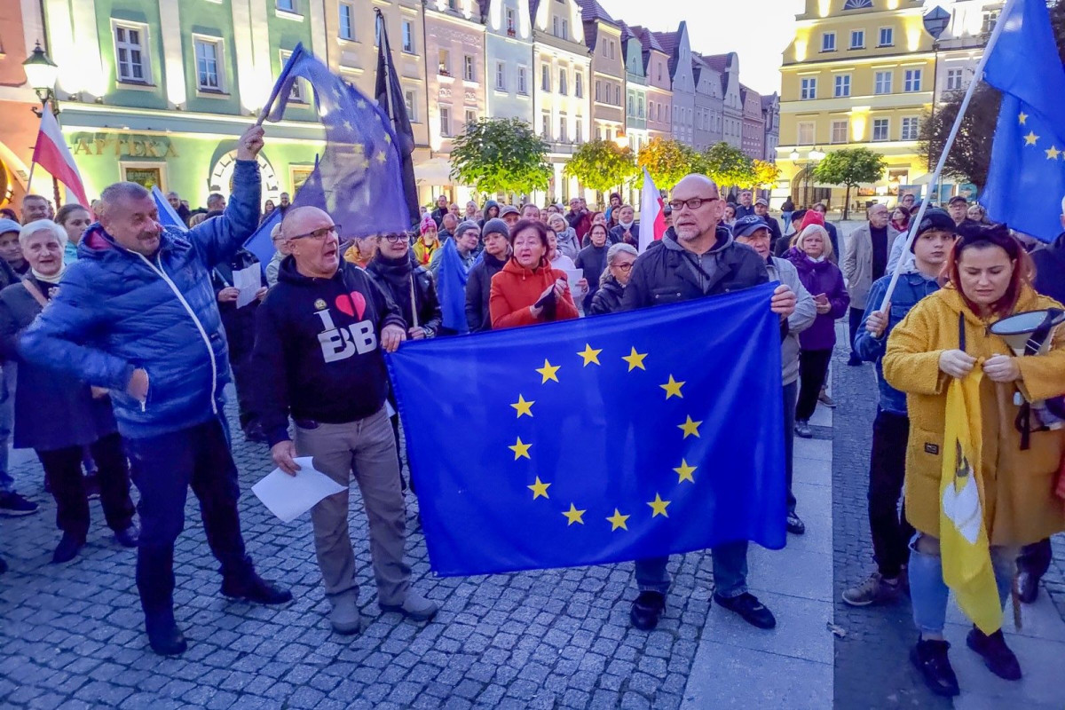 Protestują na bolesławieckim Rynku, nie chcą polexitu