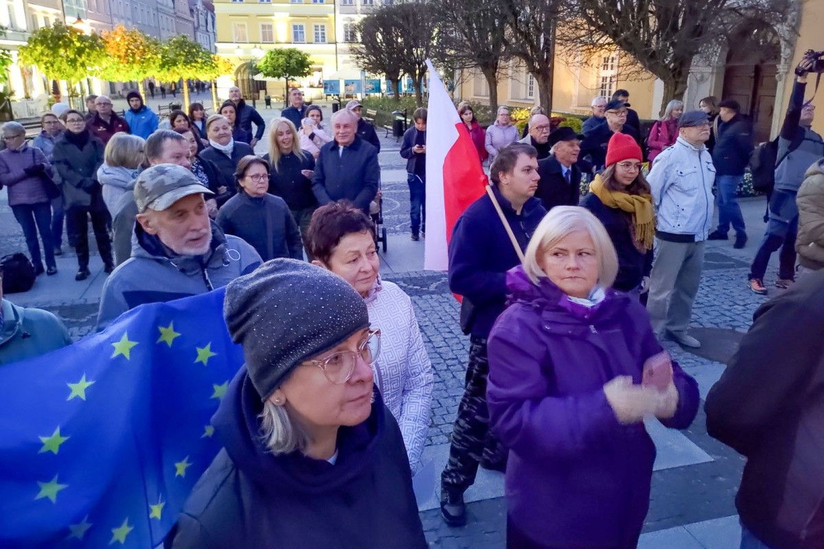 Protestują na bolesławieckim Rynku, nie chcą polexitu
