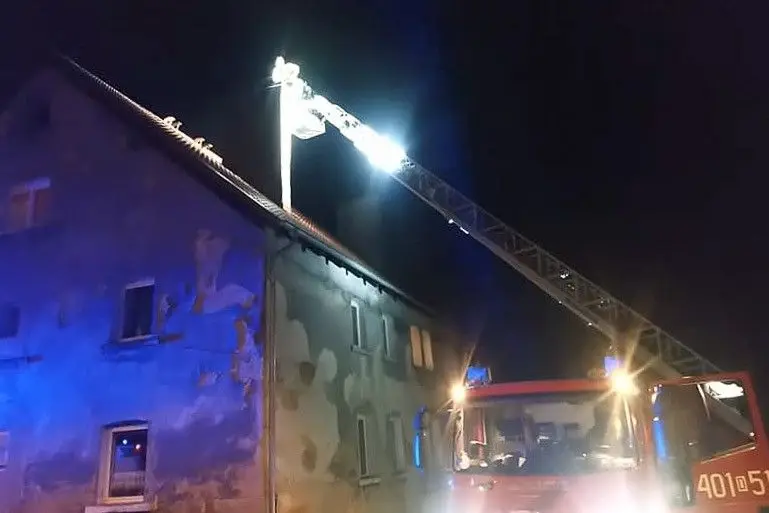 Zapaliła się sadza w kominie w budynku mieszkalnym w Modłej