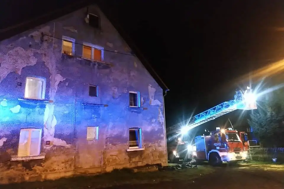 Zapaliła się sadza w kominie w budynku mieszkalnym w Modłej