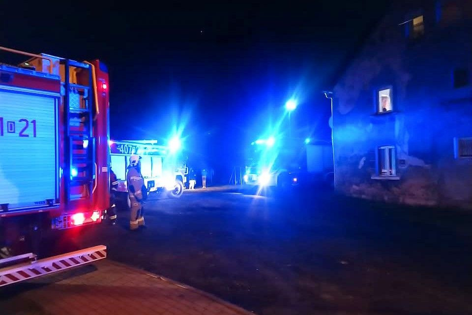 Zapaliła się sadza w kominie w budynku mieszkalnym w Modłej