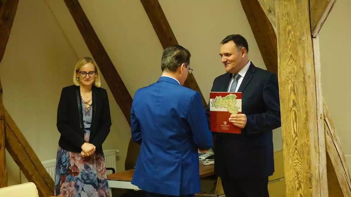 Wyróżniający się nauczyciele z gminy Nowogrodziec uhonorowani