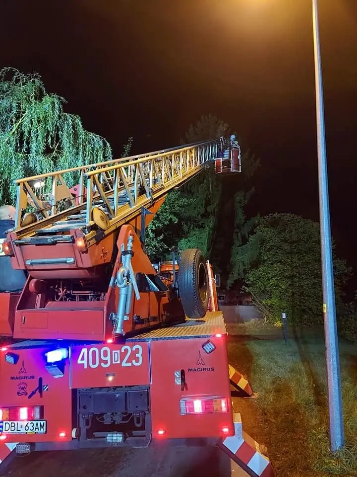 Akcja straży pożarnej przy ul. Garncarskiej w Nowogrodźcu